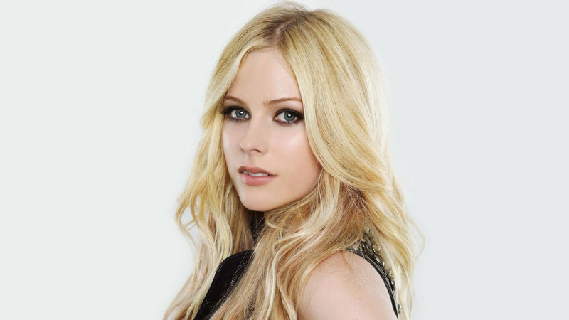 艾薇儿-拉维尼(Avril Lavigne),1984年9月27日出生于加拿大安大略,加拿大女歌手、词曲创作者、演员。