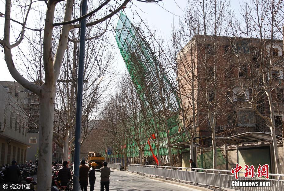 大风突袭郑州 数十吨重钢架被“撕”开悬半空
