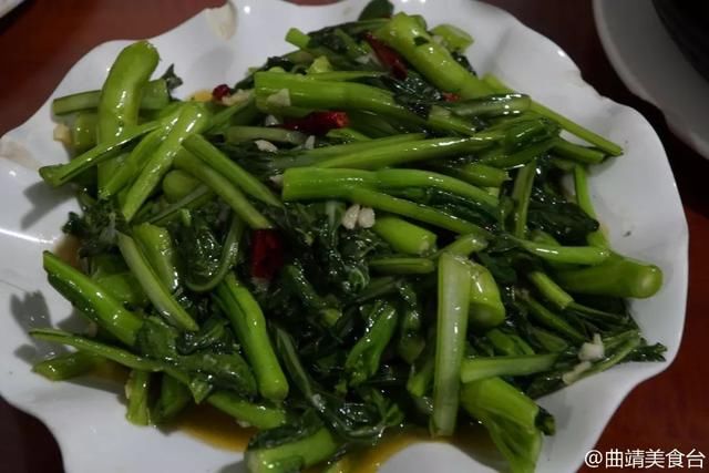 曲靖最繁华的烧烤一条街,据说这家海鲜粥一人