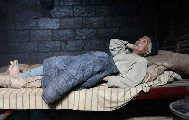 父亲临终分遗产,给不孝子8万,只给女儿一床棉