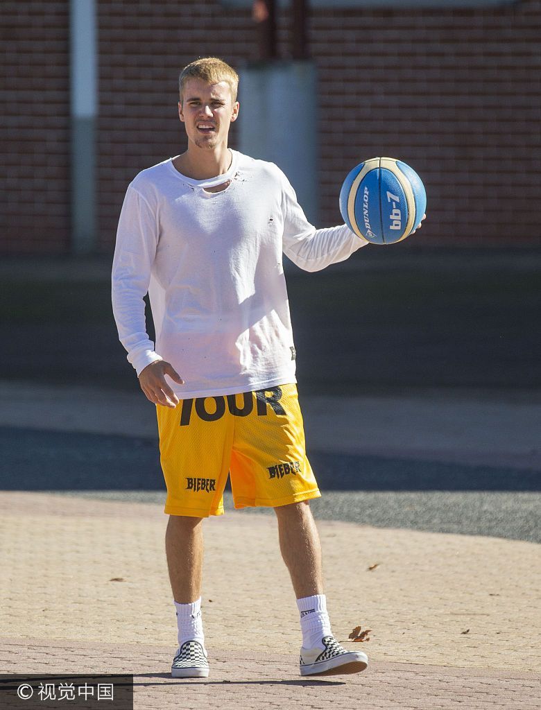 贾斯汀-比伯(justin bieber)和朋友们在悉尼奥林匹克公园玩篮球