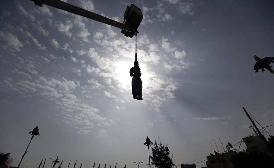 男子奸杀女孩后被枪决 尸体被挂示众 男子奸杀女孩后被枪决 尸体被挂示众