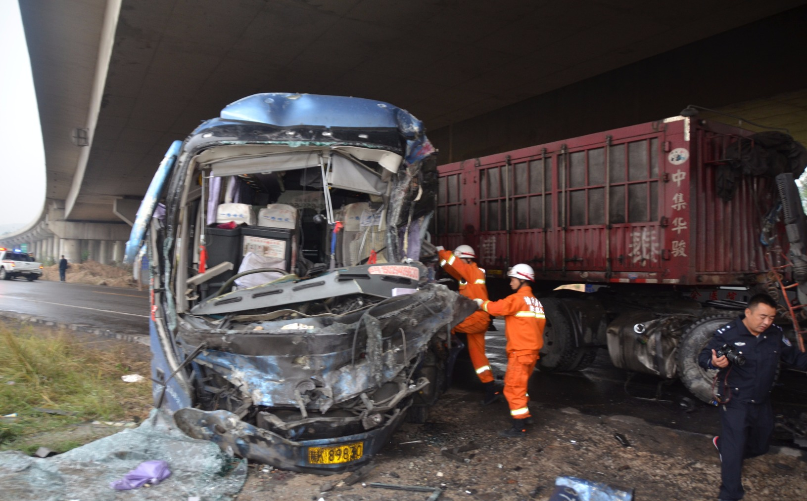 据了解，发生事故的客车是从榆林开往清涧县的，车内当时有20多名乘客，受伤的乘客被送往榆林、绥德等地医院救治。目前，事故原因正在调查中。