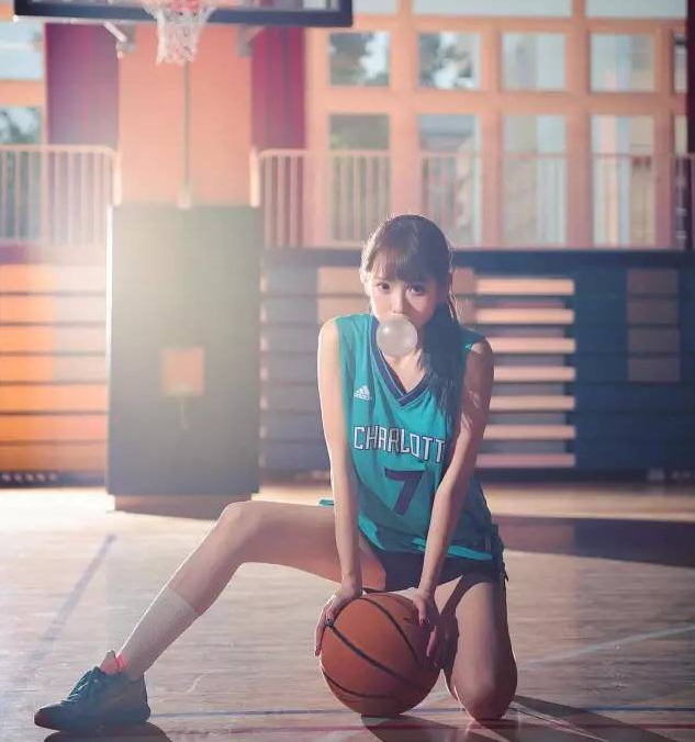 台湾清纯妹子走红网络 长相甜美到令人想犯规