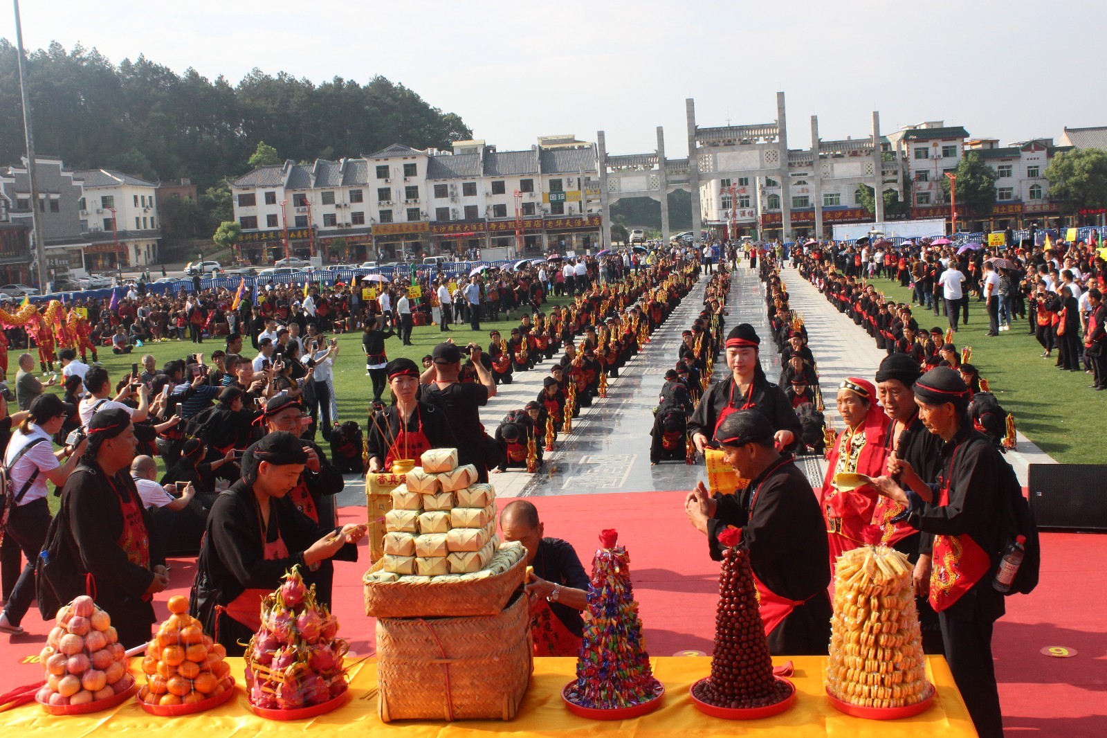 李亮)5月6日,"千里朝圣·进香供茶"非物质文化遗产展示活动在南岳景区