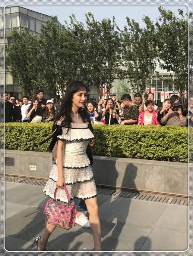 杨幂路人拍未P图照片曝光,腿还是那么细,鼻子