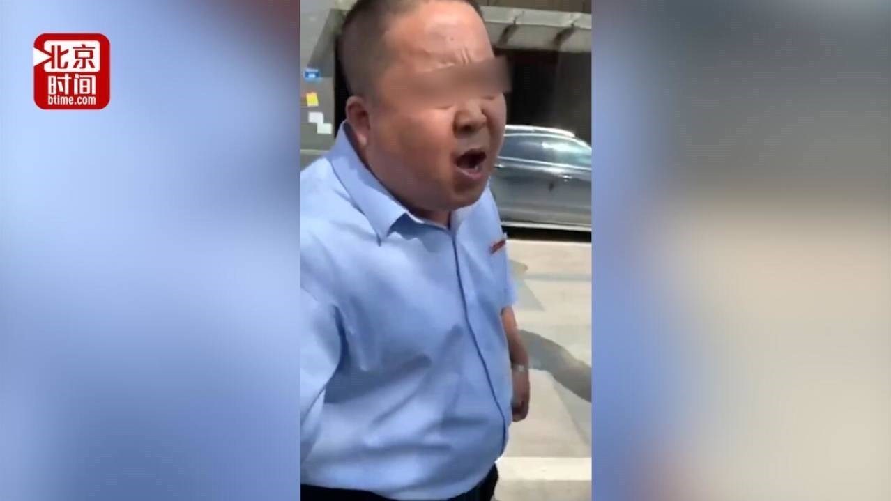 广东一物业当警察面威胁业主:不要忘了你还有老婆和小孩! 广东一物业当警察面威胁业主:不要忘了你还有老婆和小孩!