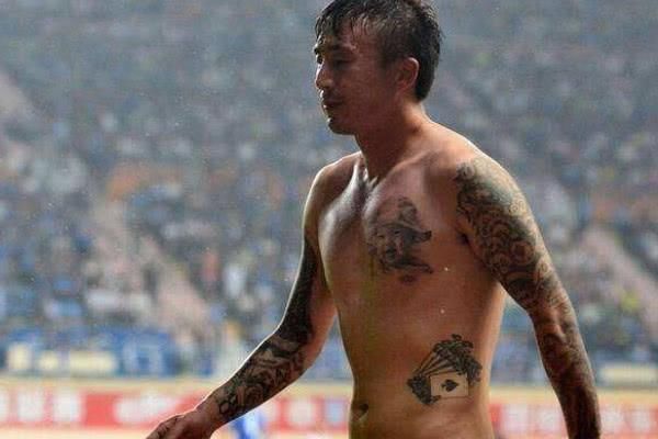 国足丢脸丢到全世界,国外媒体:真像贝尔在和小