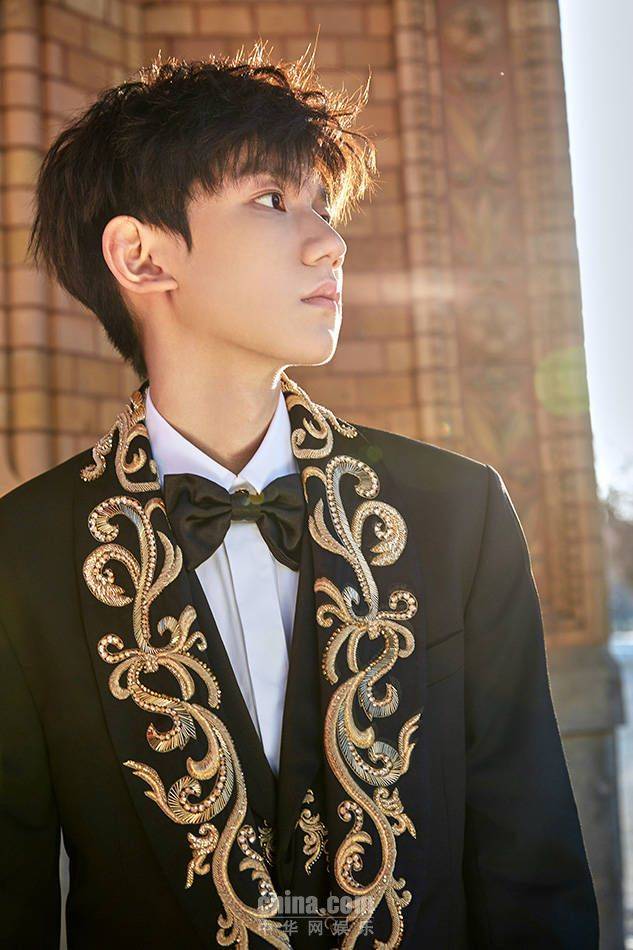 王源柏林电影节红毯造型全球首穿 极致绅士魅