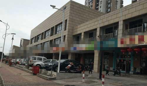 少妇深夜家中遭贼, 却把对方当成老公任其行动