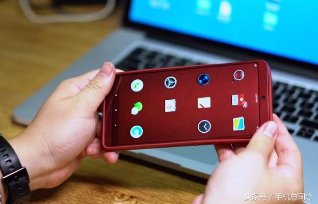 坚果Pro2被说机身做的轻了,急的罗永浩想给他