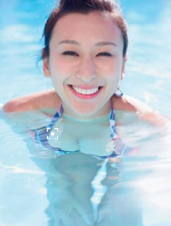 花滑美女被誉为第一天然美胸 当众邀人验胸:摸