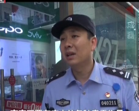 北京：小偷夜盗手机店  抱着保险柜上路