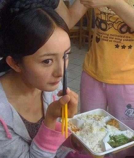 明星吃盒饭范冰冰吴京剧本不离手, 黄晓明杨颖