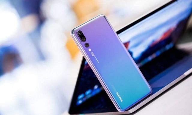 华为P20 Pro支持IP67级防水 水滴滴溅跌落泳池