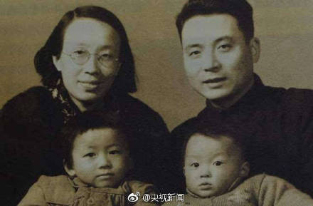 【今天，缅怀“两弹元勋”邓稼先】1924年的今天，邓稼先出生在安徽怀宁。他是中国第一颗原子弹和氢弹的理论方案设计者，为发展国防科技事业，甘当无名英雄，默默奋斗几十年。病危临终前，仍心系原子能的和平利用。1999年，被授予“两弹一星功勋奖章”时，他已辞世13年。致敬，缅怀！