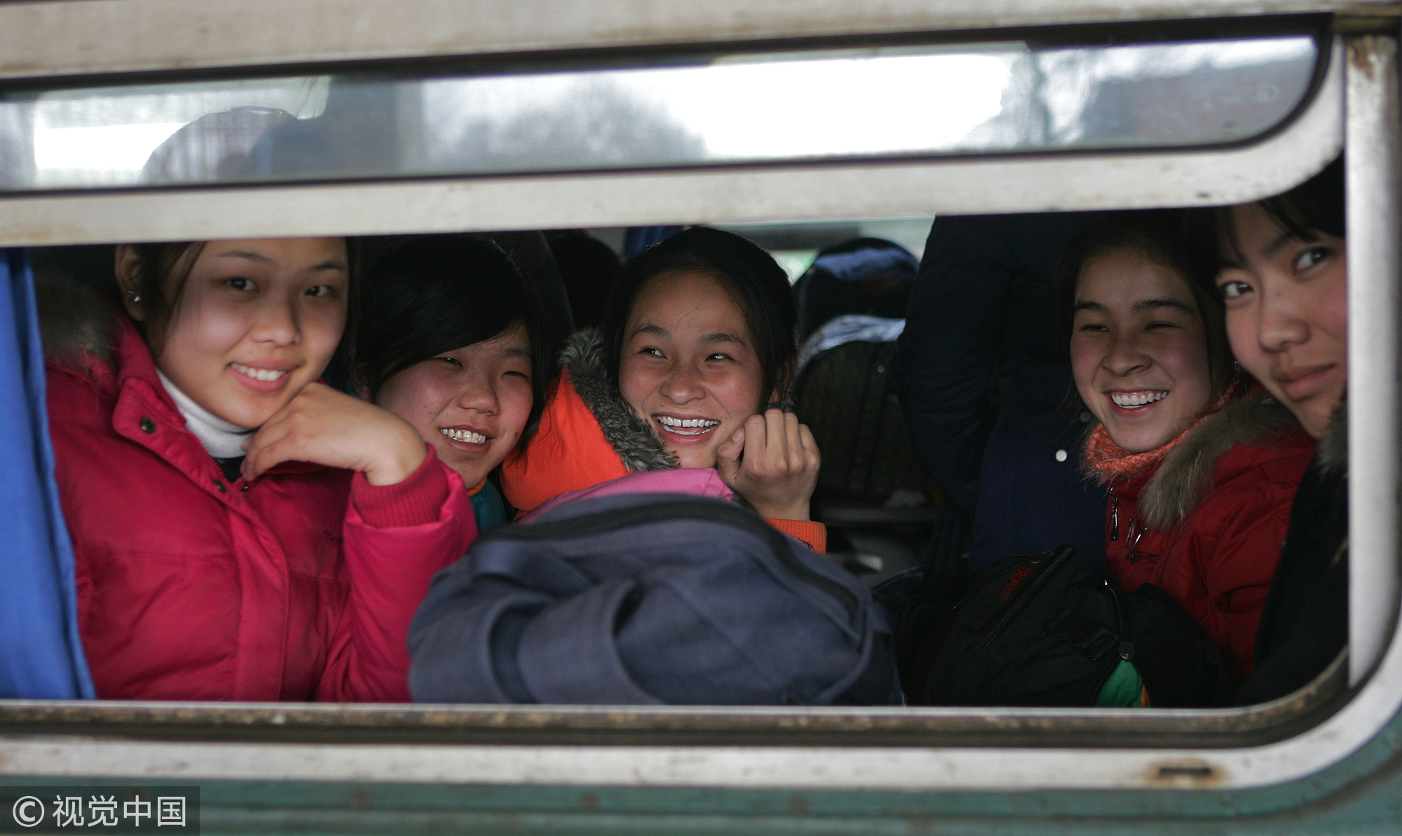 2009年1月11日，为期40天的中国2009年春运今天正式开始。郑州火车站出现学生客流高峰，约占当天旅客的60%。图/视觉中国