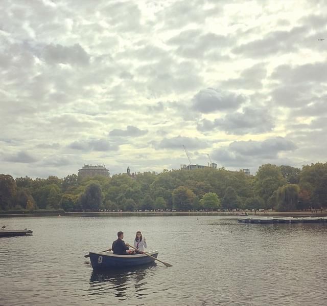 章泽天婚姻幸福吗?每次秀恩爱时看刘强东一脸