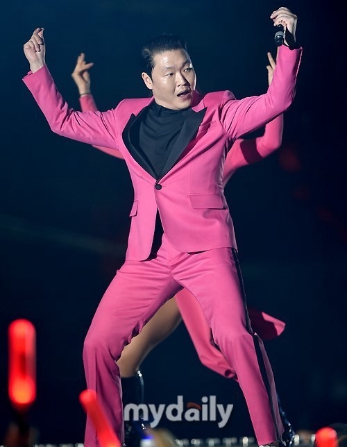 鸟叔psy穿粉衣风骚表演 扭肉臀动作灵活