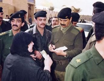 萨达姆在法庭上受审时很冷静,法官提到一个名