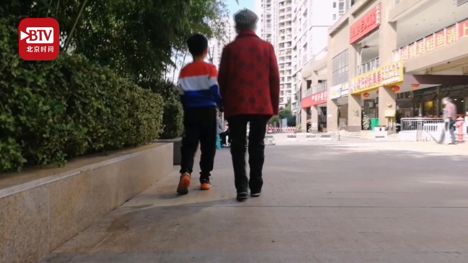 感动哭!93岁失忆老人跨越近千里看望曾孙 感动哭!93岁失忆老人跨越近千里看望曾孙