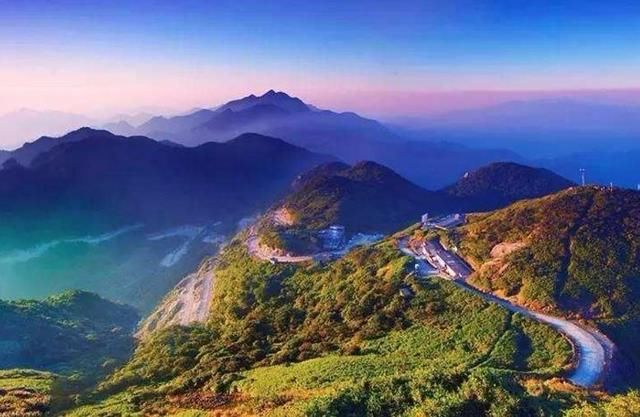 广东位于岭南,高山大岭不是很多,海拔也不是很高,广东最高的山都没有