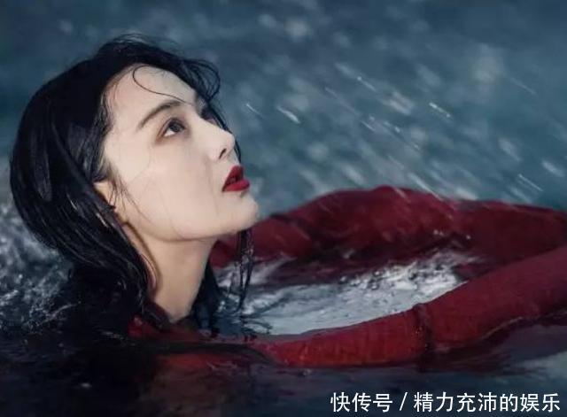 张馨予扯掉浴巾的那一刻,水中的人都傻眼了,谁