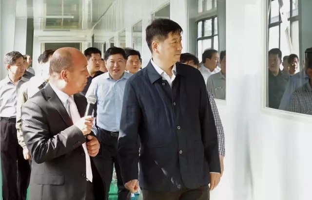 许建超等观摩组领导调研a区gmp灌装车间