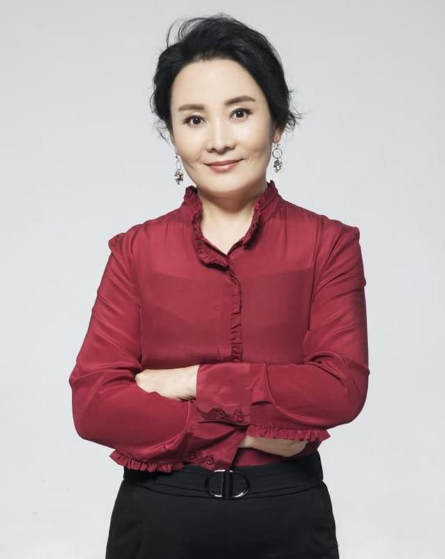 一个快被遗忘的双料影后,40岁嫁给了爱情,如今16岁儿子长得帅气