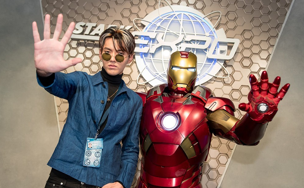 帅出一脸血!吴亦凡香港迪士尼与迷妹合影