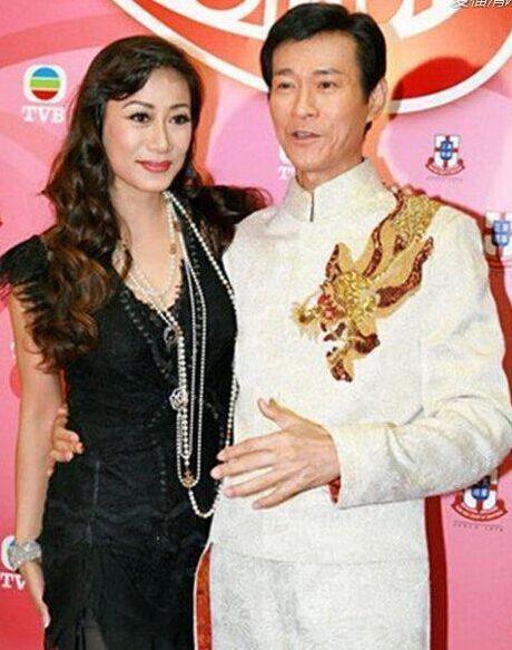 但是关于林青霞大女儿的生母邢李源的前妻,这些年外界一直知之甚少,最近有媒体报道了相关信息,真是不看不知道,一看吓一跳。原来邢李源的前妻张天爱也是个绝世大美女,曾经也是演员。