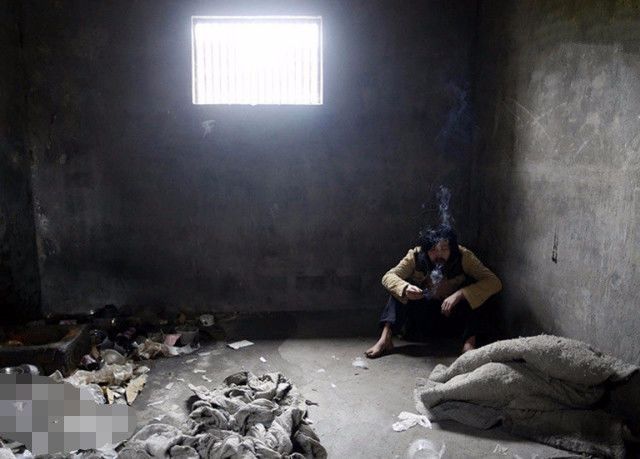 小伙被父亲关在小黑屋近十年,长相帅气村里姑娘却不敢接近 小伙被父亲关在小黑屋近十年,长相帅气村里姑娘却不敢接近