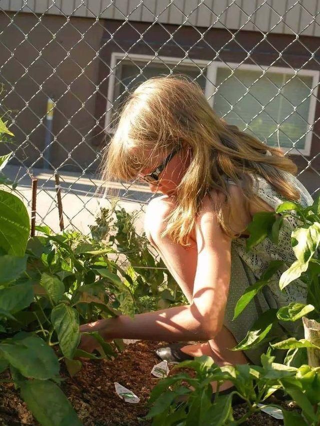 这个九岁女孩让很多大人汗颜,自建木屋、自种