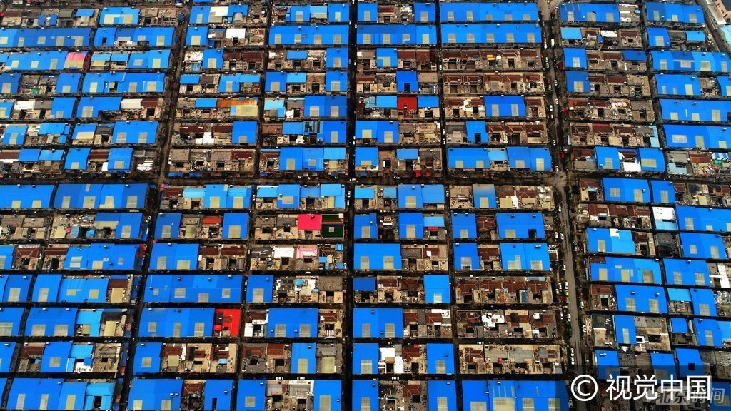 这个大型城中村加装顶棚 场面惊人