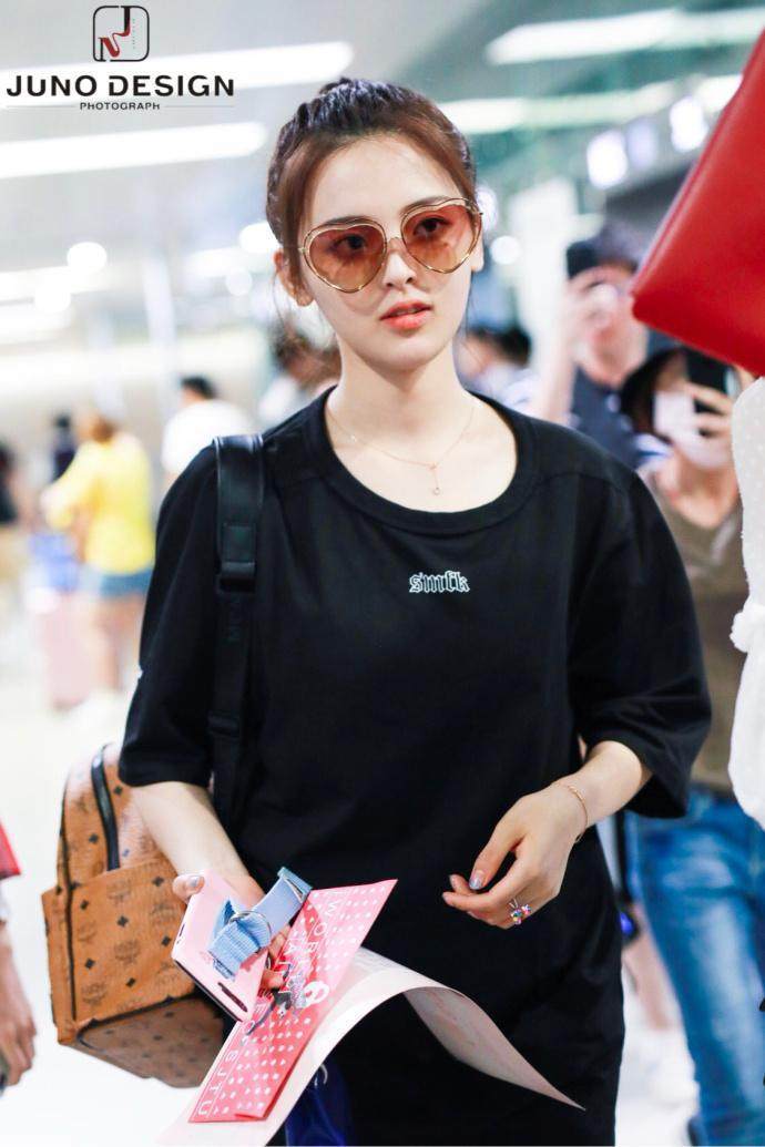 被杨超越的下身失踪刷新三观,裤子短到不能再