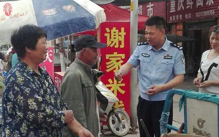 安阳花甲老人街头摆摊卖米 接连收两张百元假币
