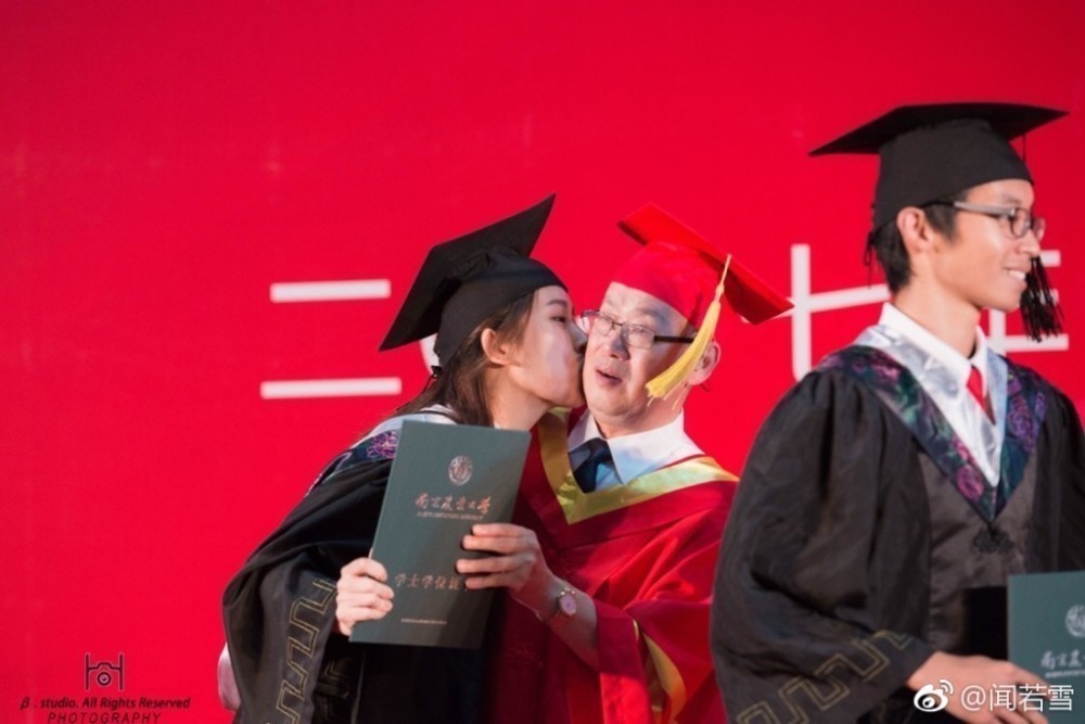 南农大女生毕业礼上强吻校长：圆满了