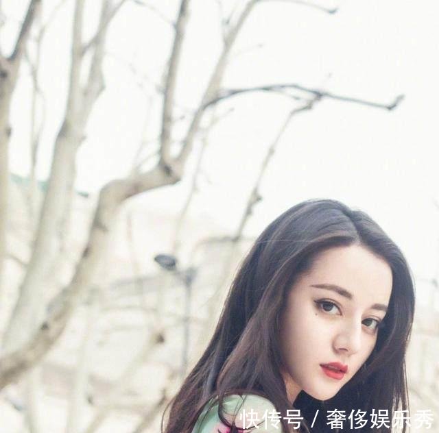 迪丽热巴米兰街拍大秀S曲线,网友直呼心脏受不