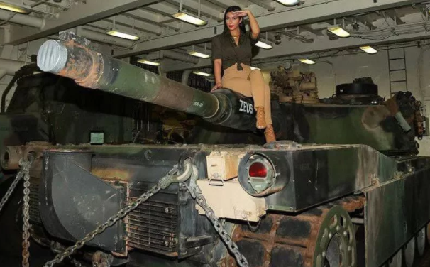 图注：明星金·卡戴珊于感恩节登上美海军登陆舰慰问，表达自己的爱国热情