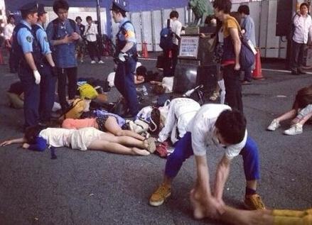 10多名女大学生衣衫不整晕倒街头,图片记录下不雅一幕... 10多名女大学生衣衫不整晕倒街头,图片记录下不雅一幕...