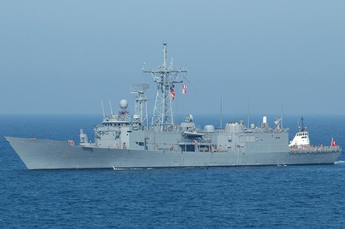 土耳其海军有5.3万人(包括海军陆战队3100人，海岸警卫队1050人)。基地设在安卡拉(海军司令部，东北地中海司令部)，格尔居克(舰队司令部)，伊斯坦布尔(北部地区及博斯普鲁斯海峡司令部)，伊兹密尔(南部地区及爱琴海司令部)埃雷利(黑海司令部)伊斯肯德伦，阿克萨斯湾，梅尔辛(地中海司令部)等地。