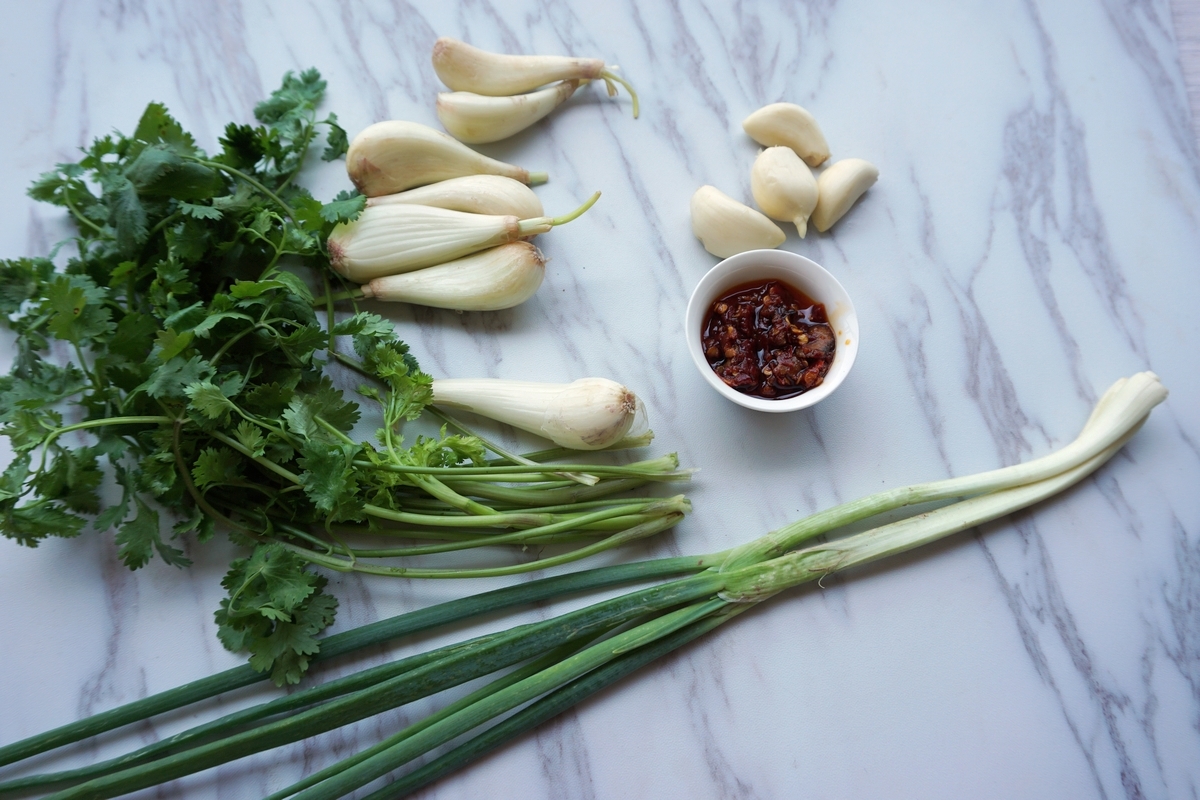 将香菜梗切成段,藠头切成片待用.