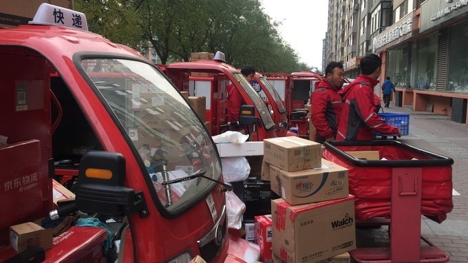 快递占道令行人无处落脚，快递站空间不足屡收罚单也无奈