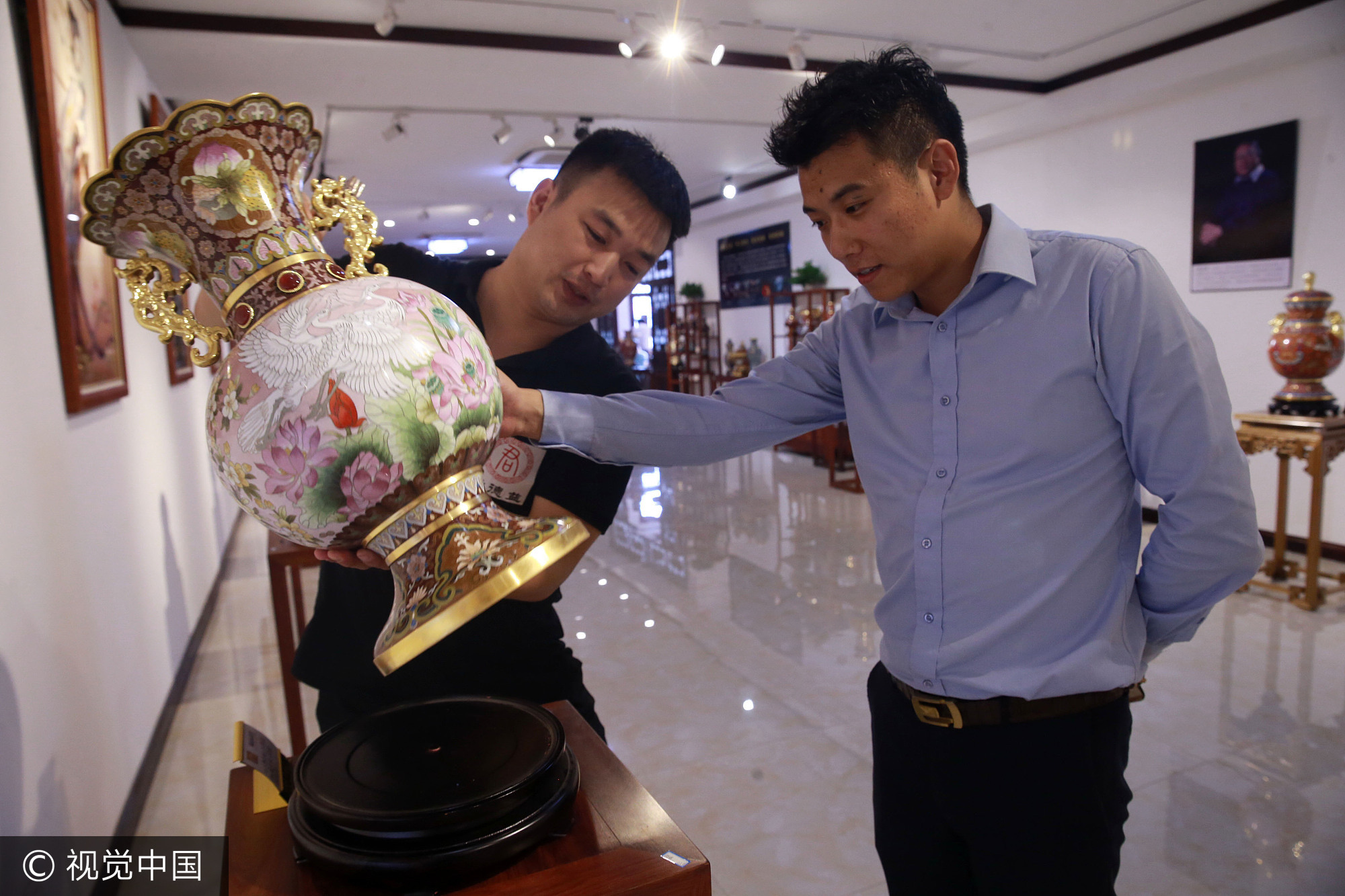 2017年9月9日,北京,参观者在观赏景泰蓝作品。