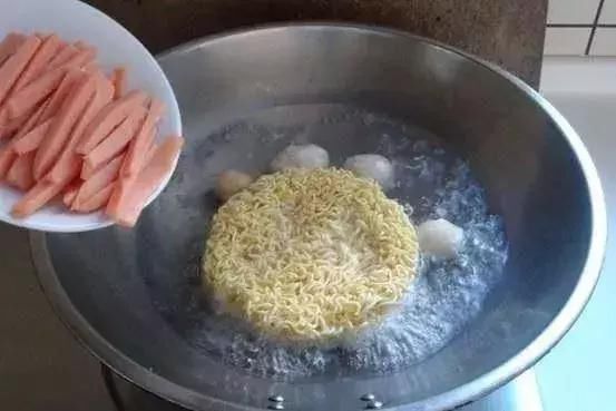 为什么方便面一包不够吃,吃两包就恶心了?