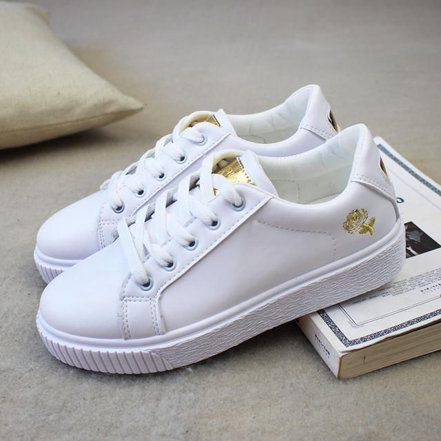 今年最流行小白鞋的款式,透气不闷脚,跟不舒适