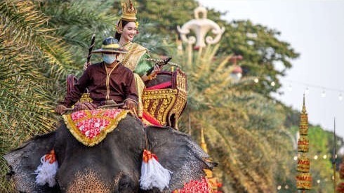 泰国:盛装巡游庆宋干节 泰国:盛装巡游庆宋干节