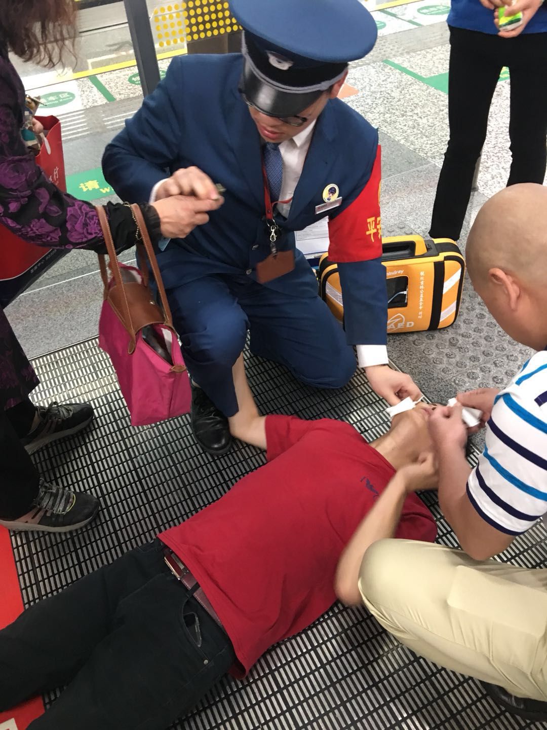 昨天早高峰地铁2号线 男子倒地抽搐口吐白沫 学过急救的王女士想帮忙