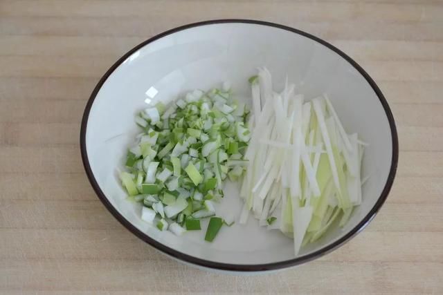分开葱心和葱白,葱白切丝,葱心切碎