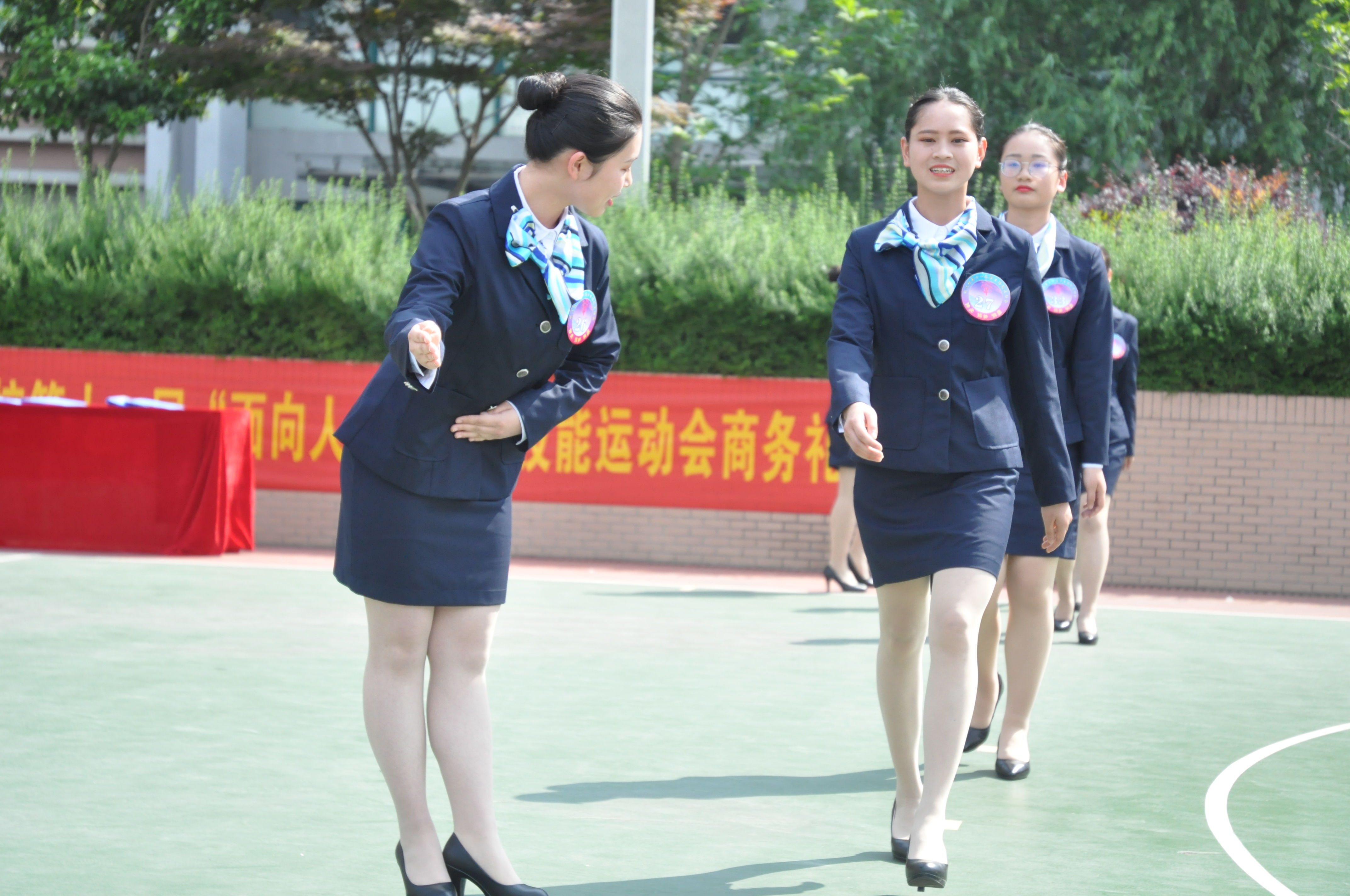 秒换好一个轮胎!提高学生的职业素养,杭汽校是